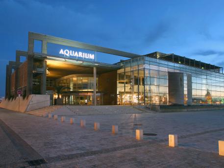 Batiment Aquarium La Rochelle by night
