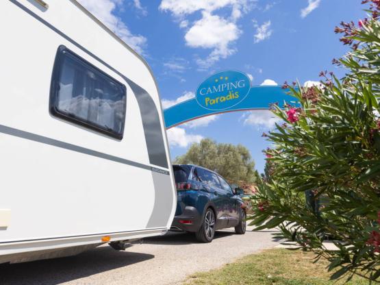 Paradis Standplaats : auto + tent / caravan of kampeerauto + elektriciteit