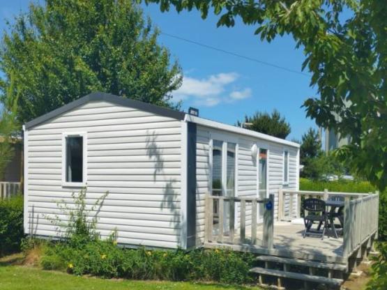 Stacaravan Confort 26m² (2 Kamers) + TV + Terras + Barbecue