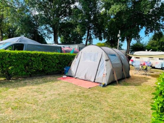 Standplaats + 1 voertuig + tent, caravan of camper (van 15.00 uur tot 12.00 uur) met elektriciteit 130 m²