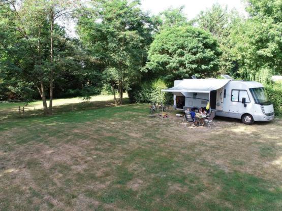 Standplaats  XL voor tent, camping car, caravan (lengte max de 8m)
