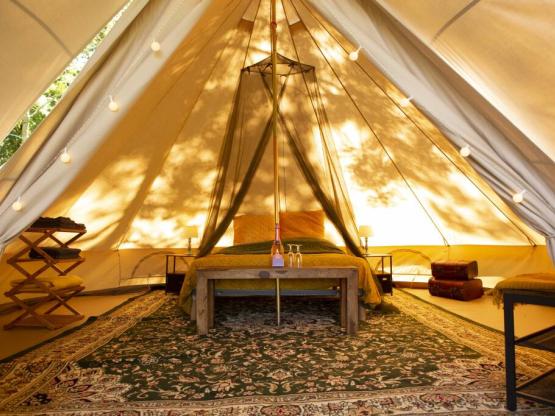 Twee Bell tenten, 6 pers.(2+4) samen ca. 40m2, hoog 3, echte bedden. Direct aan de rivier de Lot