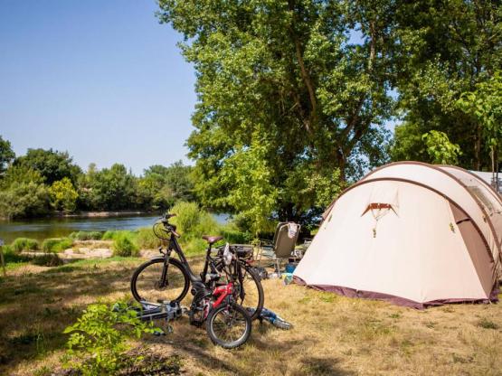 Standplaats-Rivier voor TENT, van 80 tot 125m2. Extra, overgangsgebied naar de rivier.