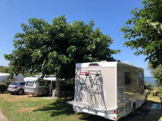 kampeerplaats met elektriciteit en uitzicht op zee