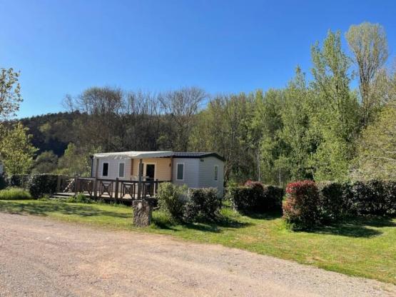 Stacaravan L'Aigoual PREMIUM 33m² (3 slaapkamers) + Half-schaduwrijk terras 18m² + TV + Vaatwasser