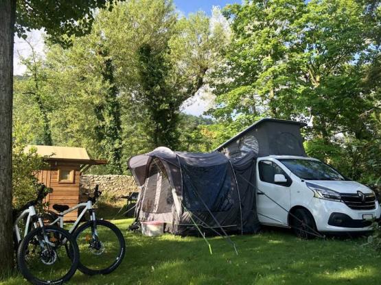 Premium kampeerplaats XL met privé sanitair (1 voertuig + 1 tent of 1 caravan)