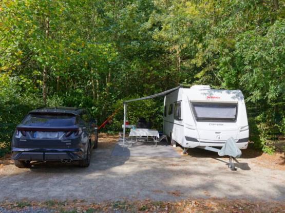 Comfort arrangement voor 1 tot 2 personen met Caravan + 1 Auto + elektriciteit 16 A.