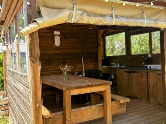Standplaats Freecamp (1 tent, caravan of camper / 1 auto + elektriciteit 16A) met eigen sanitair