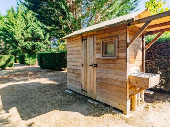 Standplaats + elektriciteit 10A - Wateraansluiting en afvoer - met (eigen) sanitair - Z3