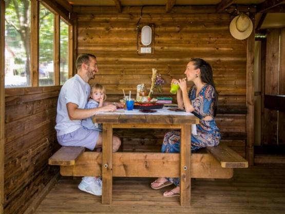 Pakket Freecamp Guinguette : eigen badkamer, kitchenette, overdekt terras met eethoek