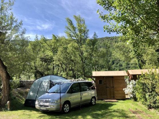 Premium kampeerplaats met privé sanitair (1 voertuig + 1 tent of 1 caravan)