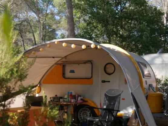 Kampeerplaats CARAVAN CLASSIQUE met elektriciteit 6A