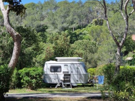 Standplaats CARAVAN CONFORT + elektriciteit 10A + wateraansluiting + afvalwateraansluiting