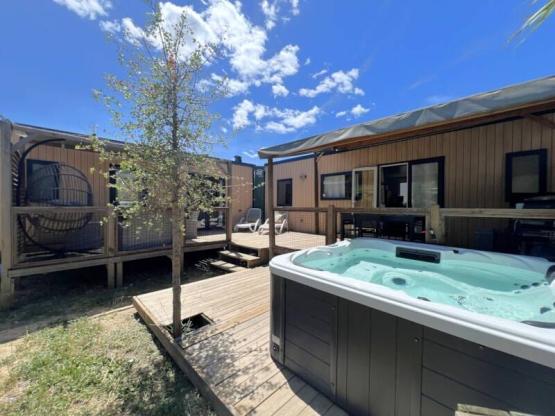 Stacaravan Tribu Premium 5 slaapkamers + terras 44m² + TV + Vaatwasmachine +airconditioning