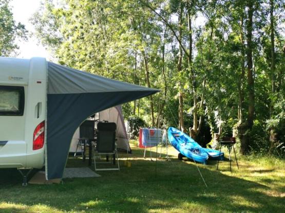 Standplaats aan het water met 10A elektriciteit (1 voertuig + 1 tent/caravan of camper/van)