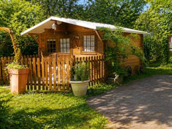 Houten chalet met kleine slaapzaal (zonder keuken of water)