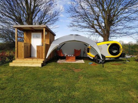 Standplaats Luxe met 10A elektrische aansluiting en individuele sanitaire voorzieningen