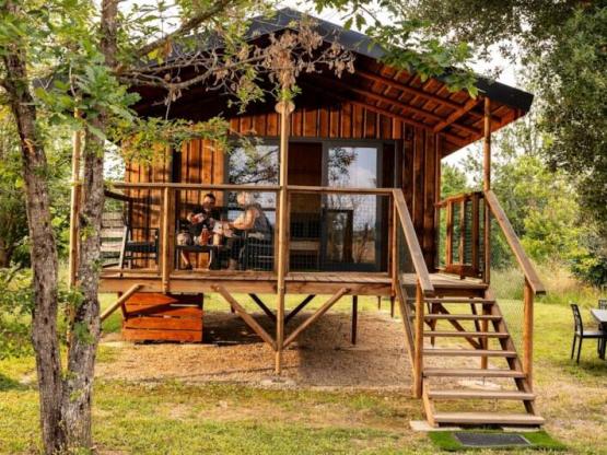 CABANE LODGE PREMIUM 2ch - clim-LV -TV-BBQ- Ménage*,draps,draps de bain- 40m2 terrasse couverte 13m2