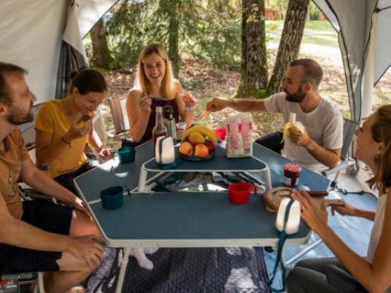 tent klaar om te kamperen zonder sanitair