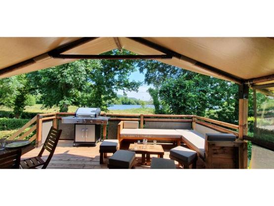 Gemeubileerde comfort lodge 32m² - sanitair - groot overdekt terras met zicht op de vijvers en BBQ -