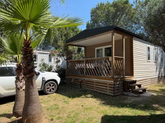 Stacaravan HIBISCUS Premium 32m² (2 slaapkamers) - overdekt terras 8m² - Televisie - aircondition