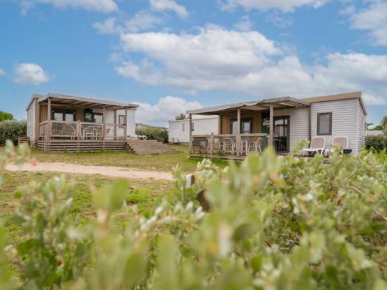 Homeflower Premium 29m² (2 kamers) + AIR CONDITIONING + halfoverdekt terras + TV + lakens + doeken