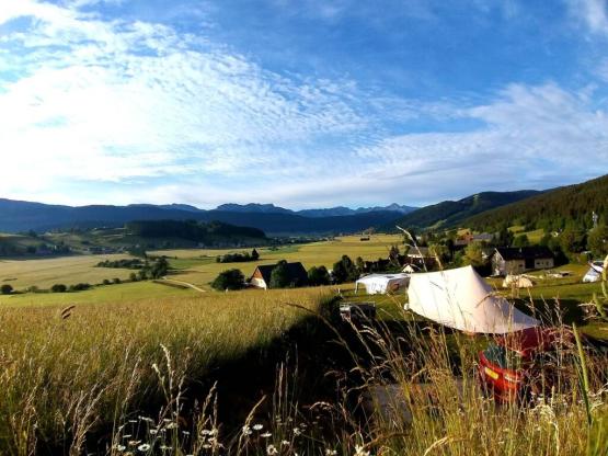 PANORAMISCH staanplaats 120 m² (zonnig - gegarandeerd zicht) inclusief 2 personen + elektriciteit