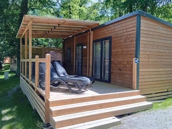 Homeflower Premium 29m² (2 kamers) + AIR CONDITIONING + halfoverdekt terras + TV + lakens + doeken