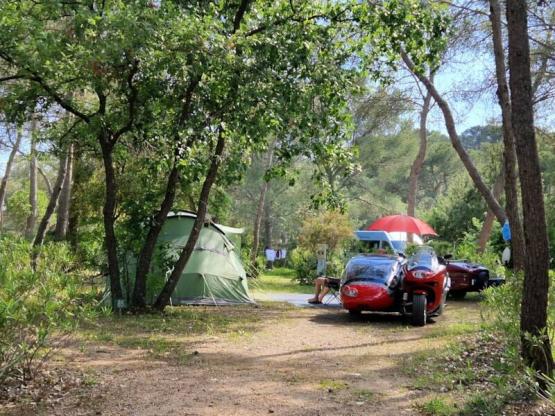 Standplaats TENT CONFORT + elektriciteit 10A + wateraansluiting + afvalwateraansluiting