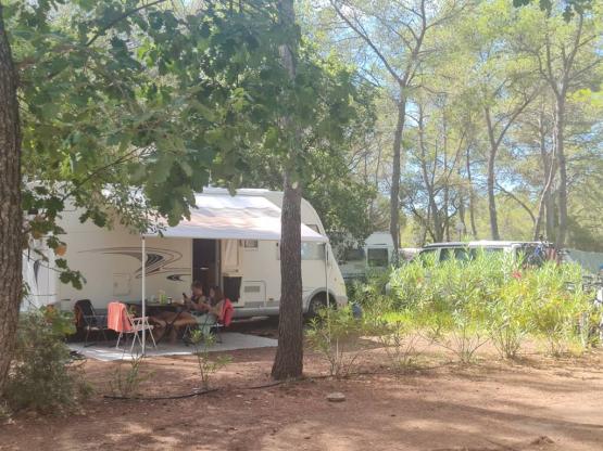 Standplaats XL CONFORT + elektriciteit 10A + wateraansluiting + afvalwateraansluiting