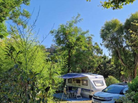 Standplaats : auto + tent / caravan of camper + elektriciteit 6A