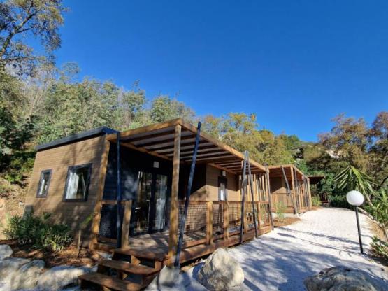 Chalet Mimosa 2 slaapkamers (26.5m² + airco + overdekt terras + televisie)