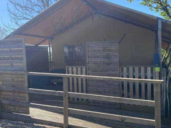 Lodge, baños compartidos.