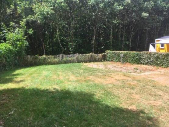 CORNER STANDPLAATS met elektriciteit: 16A + water + afvoer