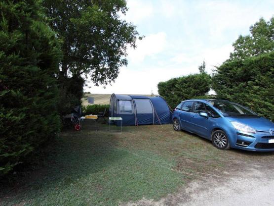 Standplaats: auto + tent of caravan