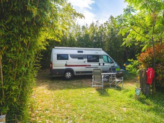 Comfortabele staanplaats voor grote tenten/busjes/caravans/campers (met elektriciteit)