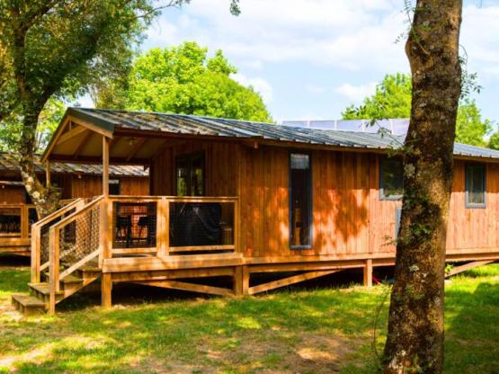 Lodge Premium VIP 45m² 2 slaapkamers - 11m² terras + TV + lakens + doeken