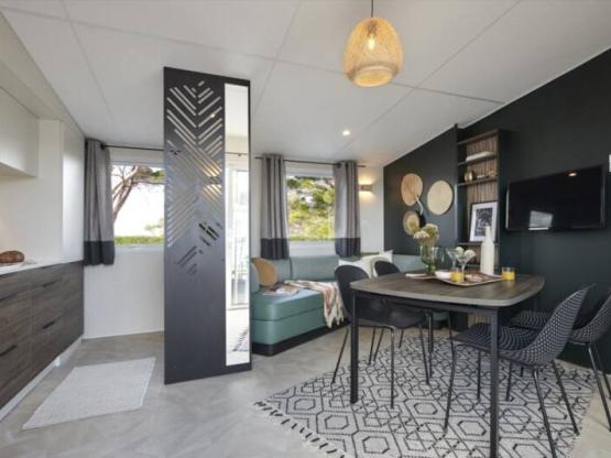 Stacaravan Otello - 2 slaapkamers 2 badkamers met airconditioning en televisie