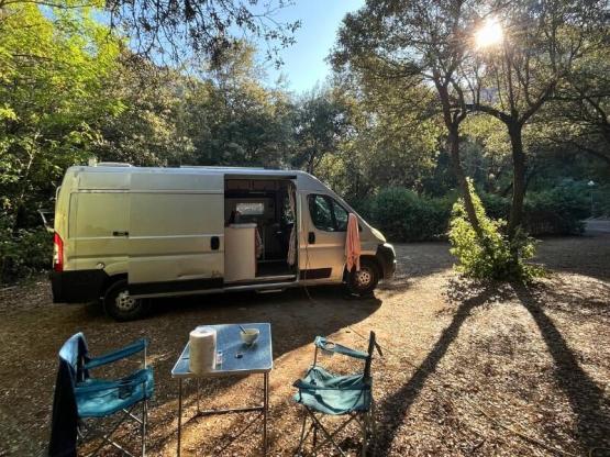 Standplaats Confort XL Tent/Van/Caravan/Camper (met elektriciteit)