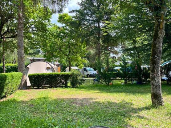 Standplaats Confort XL Tent/Van/Caravan/Camper (met elektriciteit)