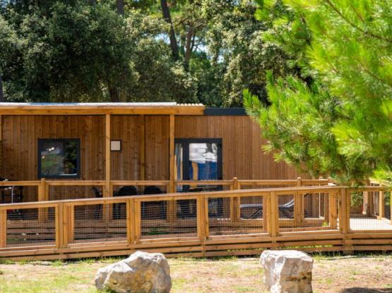 Premium Stacaravan PRM 30 m² - 2 slaapkamers - half overdekt terras - TV + A/C + lakens + handdoeken