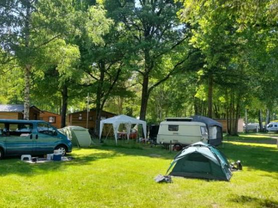 Standplaats: Voertuig + Tent of Voertuig + Caravan - met elektriciteit -