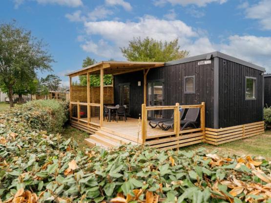 Homeflower Premium 35m² (3 kamers) + AIR CONDITIONING + TV + lakens + doeken + Jaccuzi