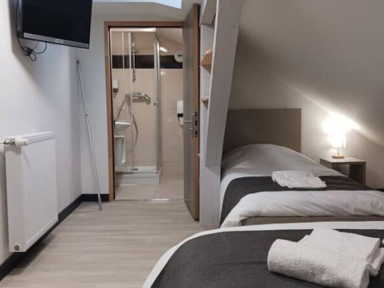 25 / Kleine zolderkamer voor 2 personen of 3 personen als er 1 kind is