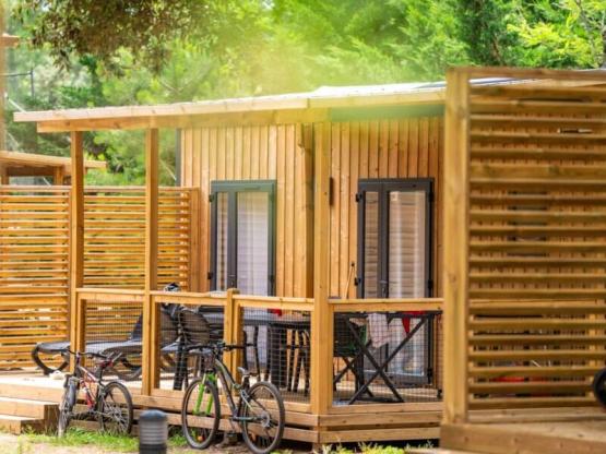 PREMIUM AIRCONDITIONING Stacaravan 33m² - 3 slks + half overdekt terras + TV + lakens + handdoeken