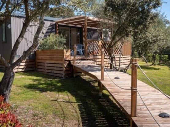 Ultimate stacaravan - 40 M² - 3 slaapkamers - Verhoogd terras met jacuzzi