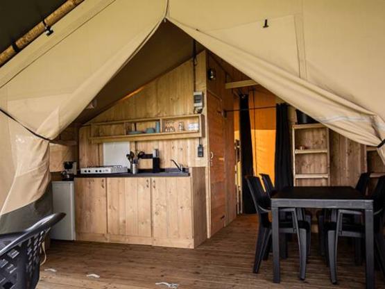 4 persoons Safaritent Woody 25 Luxury inclusief sanitair en keuken