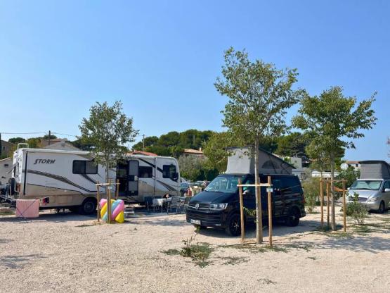 Confort medium Emplacement Tente / Van (avec électricité)