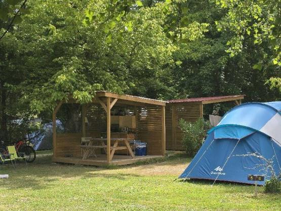 Staanplaats met KITCHENETTE en kleine keuken onder een beschutte pergola en 6A elektriciteit