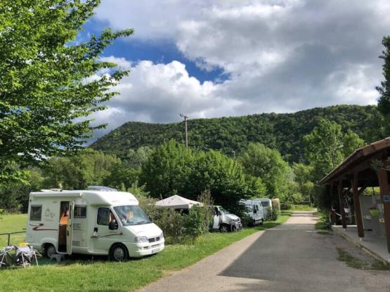 Emplacement caravane, camping-car ou van hauteur >2m